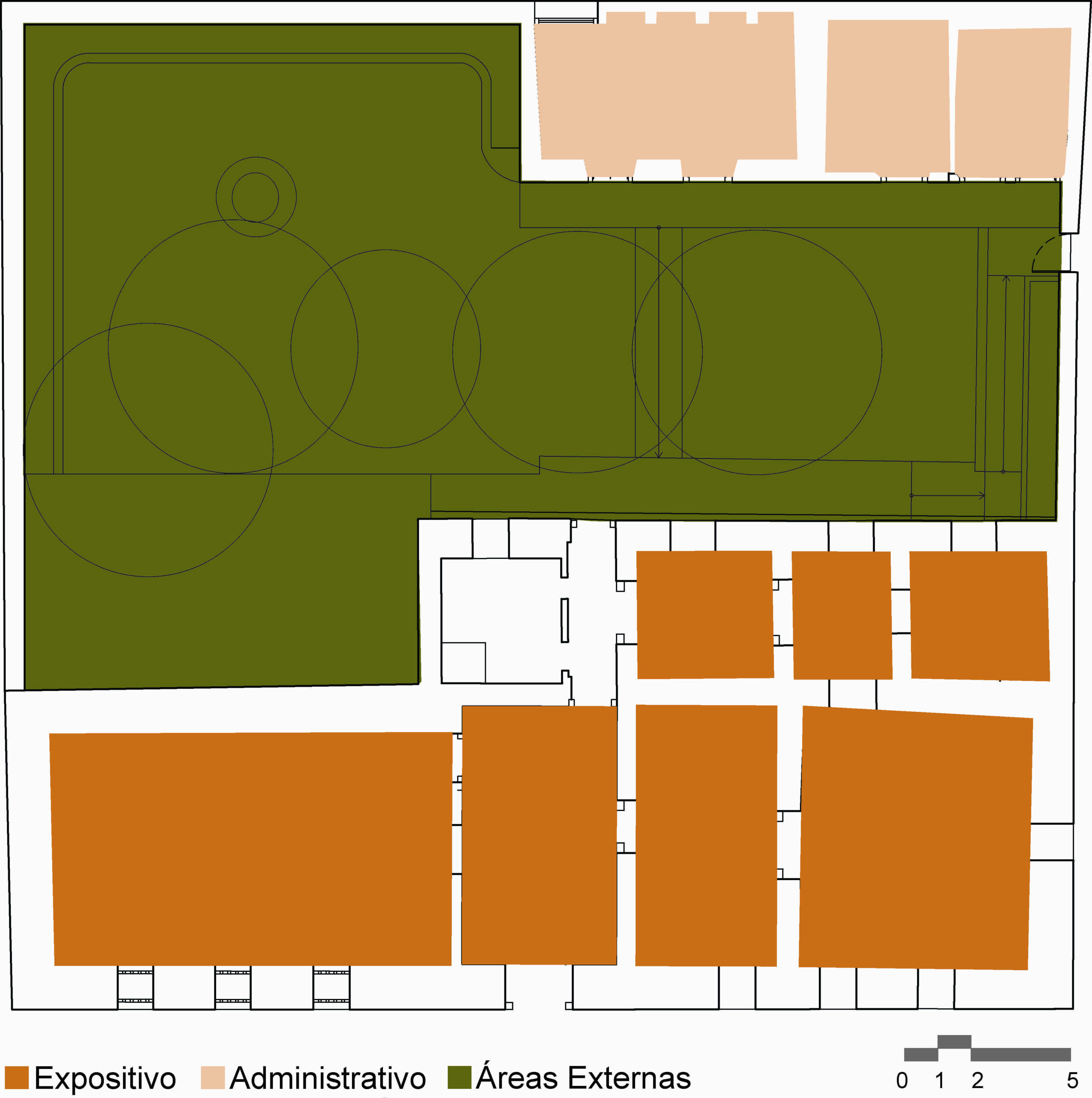 Desenho da planta baixa do pavimento térreo de um conjunto arquitetônico, dividida em três categorias de uso: áreas expositivas (em laranja), áreas administrativas (em bege) e áreas externas (em verde). A maior parte da planta é ocupada pela área externa, localizada à esquerda e ao centro. As áreas expositivas estão concentradas na parte inferior do desenho. As áreas administrativas estão distribuídas na parte superior e à direita do conjunto. A legenda no rodapé indica a categorização dos ambientes e, no canto inferior direito, há uma escala gráfica.