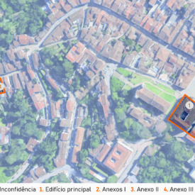 Vista aérea do museu e seu entorno, mostrando a malha urbana com distribuição de casarios históricos e vegetações. Quatro pontos estão em destaque, sendo o número 1 o edifício principal do museu, o 2, o Anexo I, o 3, Anexo II, e o 4, mais afastado dos demais, à esquerda da imagem, está o Anexo III - Casa do Pilar. A imagem inclui a legenda com a identificação das edificações, no canto inferior direito a escala gráfica e, na parte superior esquerda, uma seta indicando o ponto cardeal norte.