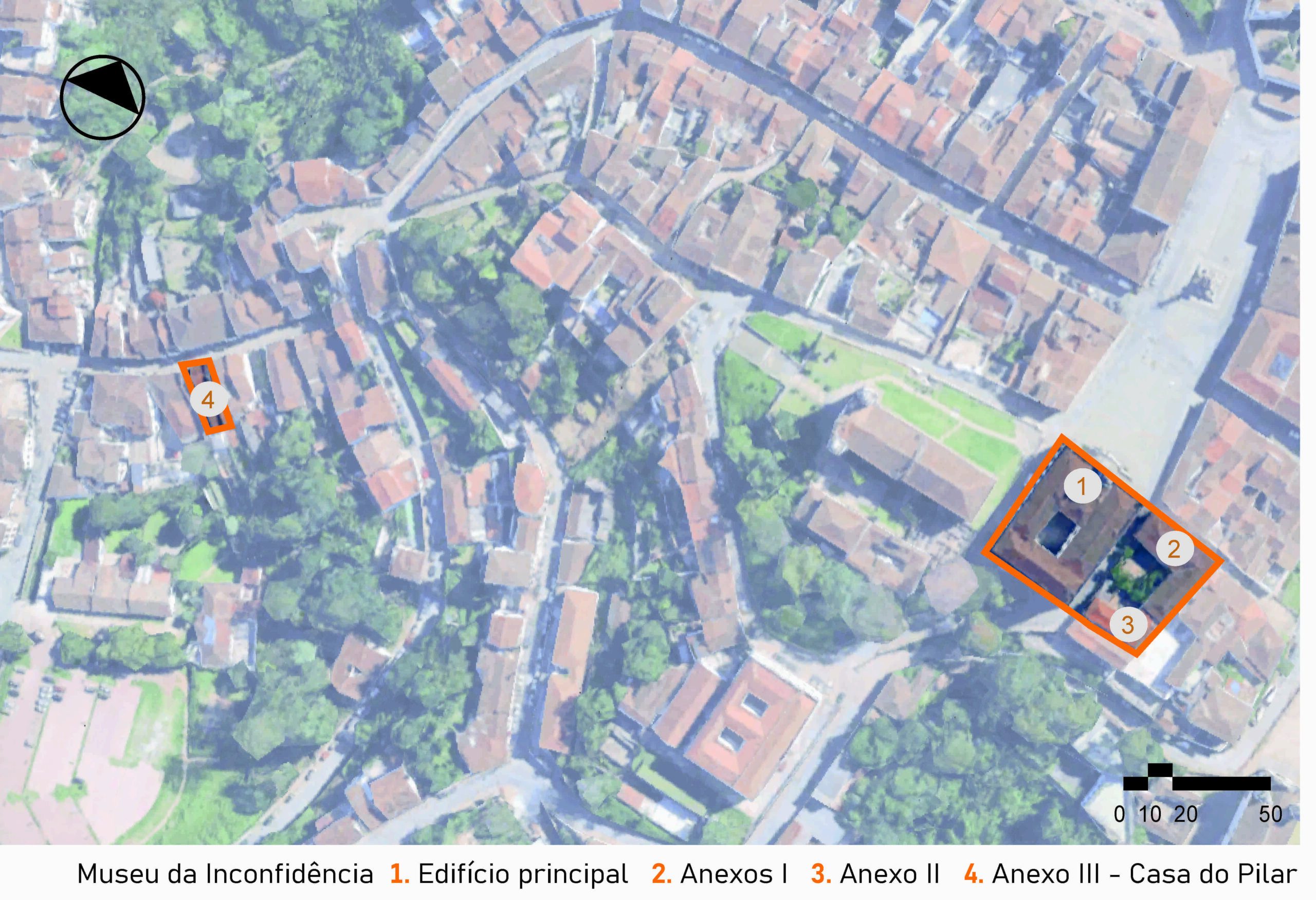 Vista aérea do museu e seu entorno, mostrando a malha urbana com distribuição de casarios históricos e vegetações. Quatro pontos estão em destaque, sendo o número 1 o edifício principal do museu, o 2, o Anexo I, o 3, Anexo II, e o 4, mais afastado dos demais, à esquerda da imagem, está o Anexo III - Casa do Pilar. A imagem inclui a legenda com a identificação das edificações, no canto inferior direito a escala gráfica e, na parte superior esquerda, uma seta indicando o ponto cardeal norte.
