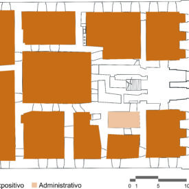 Desenho de planta baixa de geometria retangular, com espaços delimitados a partir da entrada principal e destaque para a escadaria de acesso. As paredes do edifício têm grande espessura, e a planta apresenta simetria na distribuição de portas e janelas. Há um preenchimento na cor laranja nas salas que são expositivas, totalizando dez espaços, e a cor bege é usada para uma sala administrativa. Abaixo da imagem, há uma legenda e, no canto inferior direito, uma escala gráfica.