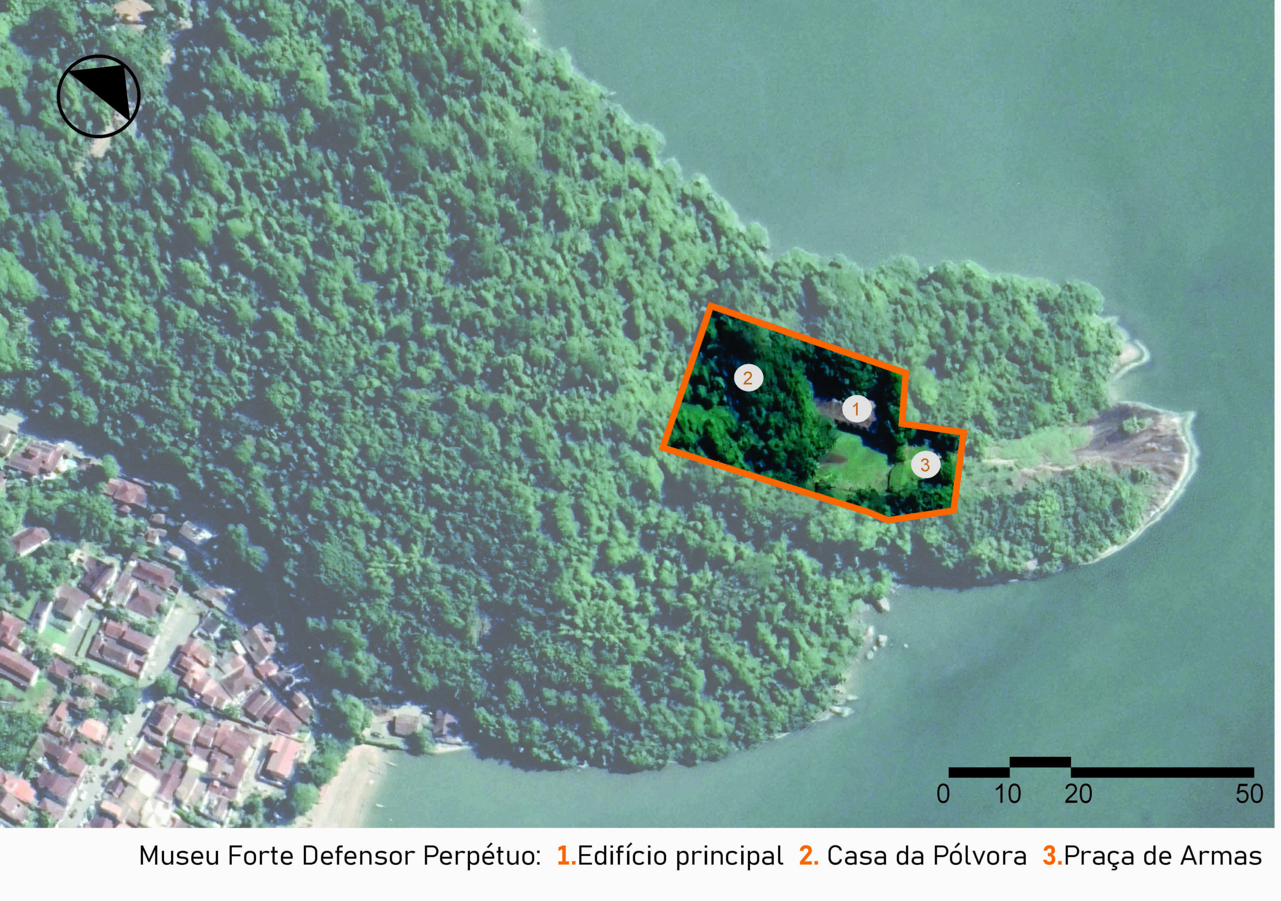 Vista aérea do terreno do Museu, composta majoritariamente pela paisagem natural e cercada pelo mar. Há uma linha laranja que delimita a área que abrange o edifício do museu, inserido nessa extensa área de vegetação. Indicado com o número 1, está o Edifício principal, número 2, a Casa da pólvora e número 3, a Praça de armas. A imagem inclui a legenda com a identificação das edificações, no canto inferior direito, a escala gráfica e, na parte superior esquerda, uma seta indicando o ponto cardeal norte.